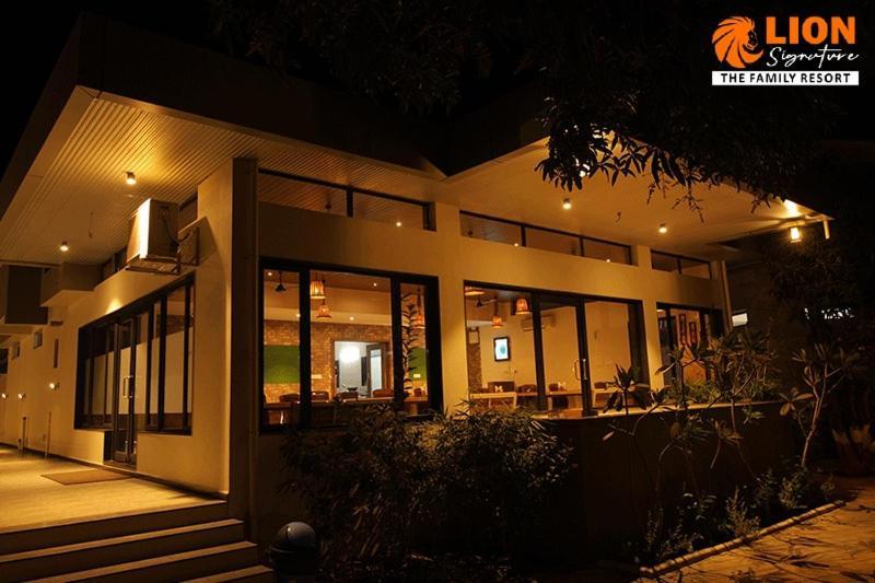 Lion Signature Family Resort Sasan Gir Bagian luar foto